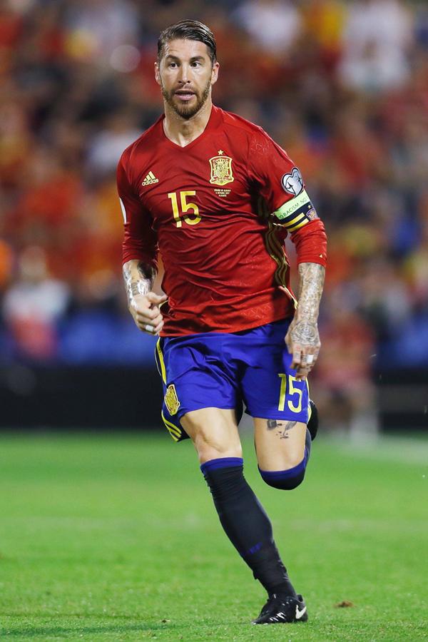 En la actualidad, la nariz de Sergio Ramos ha dado un cambio radical con respecto a su juventud. El cambio le ha favorecido al de Camas.