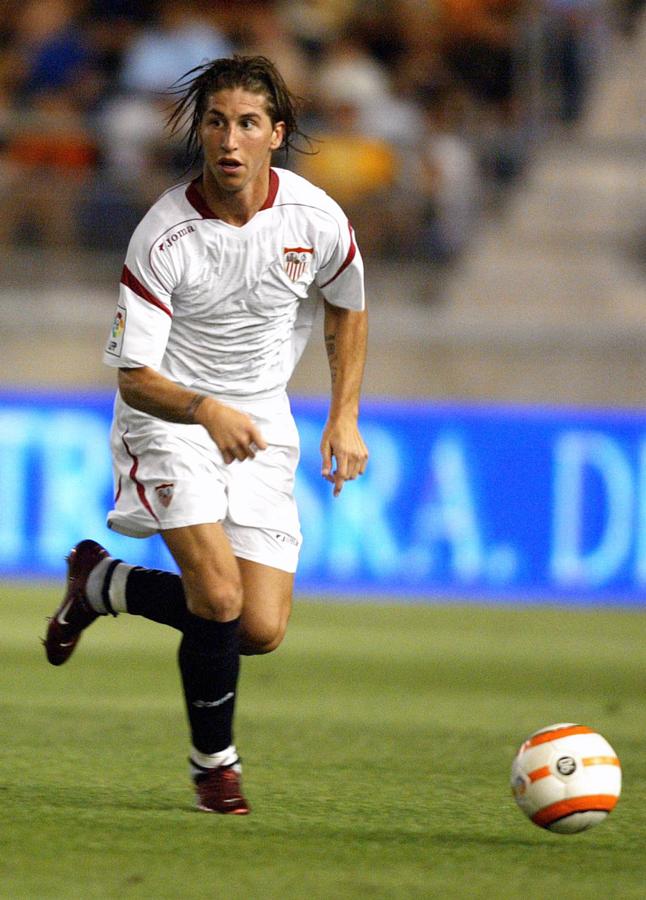 Durante su etapa en el Sevilla, un joven Sergio Ramos lucía una nariz más afilada y alargada... En Madrid le dijo basta.