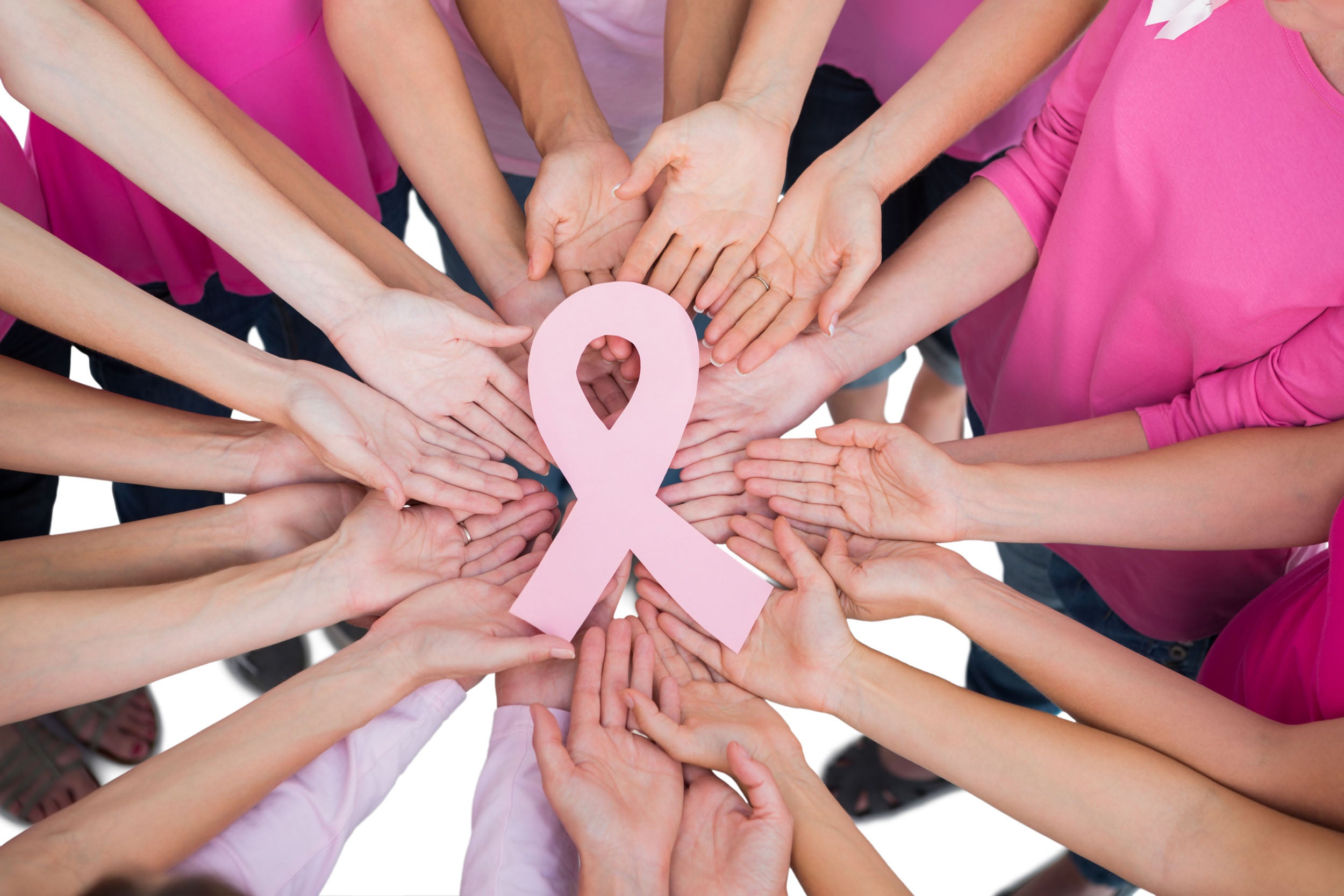 El 19 de octubre se celebra el Día Mundial Contra el Cáncer de Mama y las marcas de belleza se vuelcan con la causa. Cada vez hay más firmas que lanzan ediciones especiales en rosa o que dedican parte de lo recaudado a diferentes fundaciones que apoyan la investigación para luchar contra el cáncer de mama. Aquí tienes una selección de los cosméticos solidarios con los que tú también puedes poner tu granito de arena.