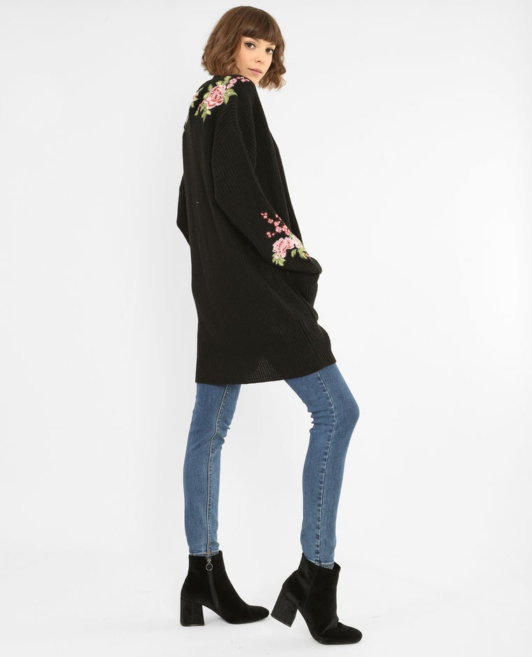 Chaqueta XL negra con bordados en la espalda, mangas y canesú de PImkie. Precio: 39,99 euros.