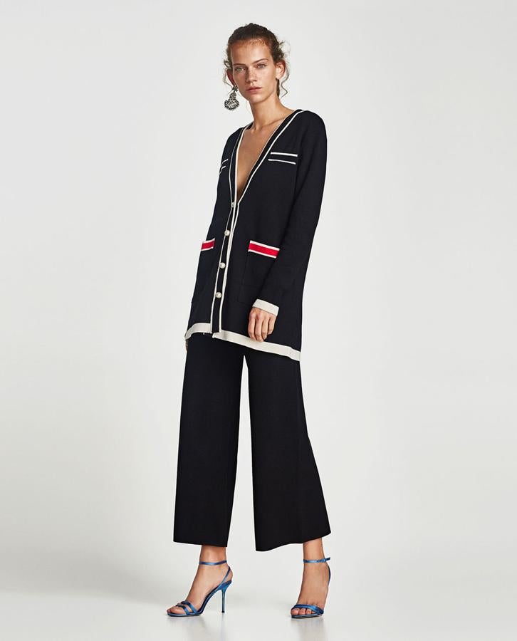 Chaqueta azul marino con detalles en blanco y rojo de Zara. precio: 39,95 euros.