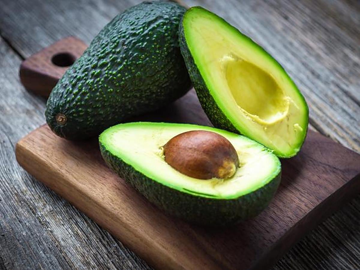 El aguacate contiene 0,1 gramos de ácido alfa-linolénico, un tipo de omega 3, por cada 100 gramos.