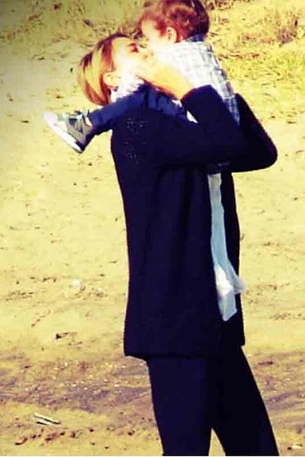 Alba Carillo en la imagen junto a su hijo que ha usado para felicitarle en la red.