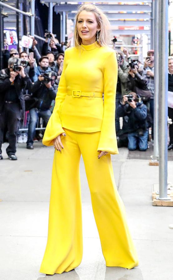 El amarillo es el color de la temporada, y este look de Blake Lively firmado por Brandon Maxwell es el mejor ejemplo de ello. De estética setentera, demuestra que este color también es apto para las rubias.