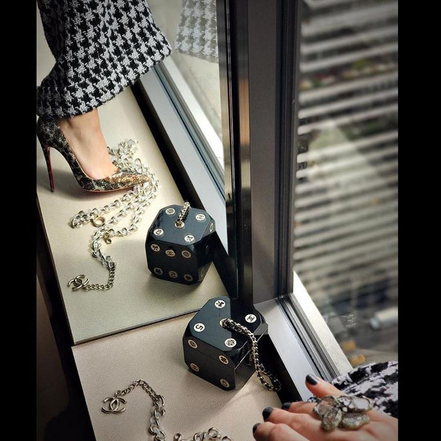 Está claro que Blake Lively sabe que los complementos marcan la diferencia, y en este caso, la actriz combinó su dos piezas de Chanel con accesorios muy especiales': el bolso dado y las cadenas de la 'maison', unos maravillosos salones de leopardo 'glitter' de Louboutin y joyas de Lorraine Schwartz.