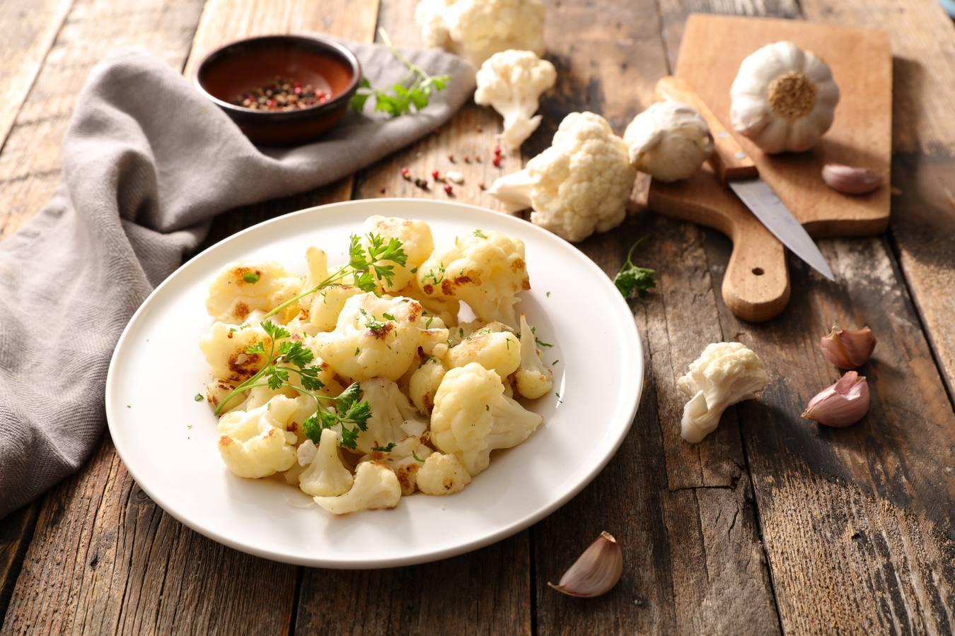 La coliflor (al igual que el brócoli) contiene 0,1 gramos de ácido alfa-linolénico, un tipo de omega 3, por cada 100 gramos.