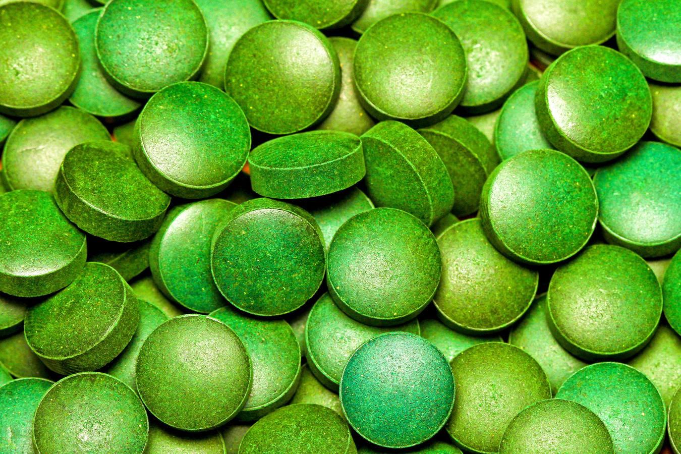 El alga espirulina contiene 0,8 gramos de ácido alfa-linolénico, un tipo de omega 3, por cada 100 gramos.