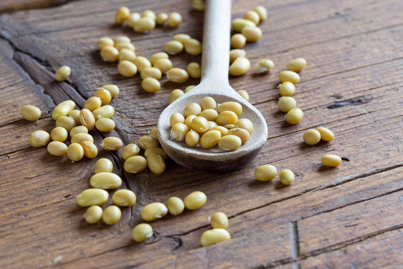 La soja contiene 3,2 gramos de ácido alfa-linolénico, un tipo de omega 3, por cada 100 gramos