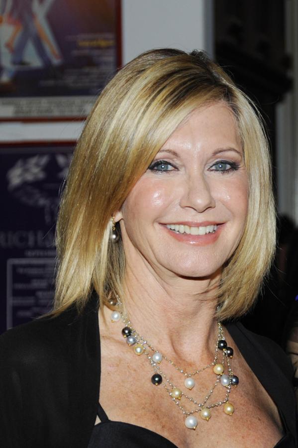 A los 44 años, la actriz y cantante se sometía a un duro proceso de quimioterapia y radio para enfrentarse al cáncer de mama. Olivia salió renacida y se propueso convertirse en defensora de las mujeres que padecen esta enfermedad. Su objetivo: hacerles ver que no están solas, que se puede salir y que hay que permanecer positivas.