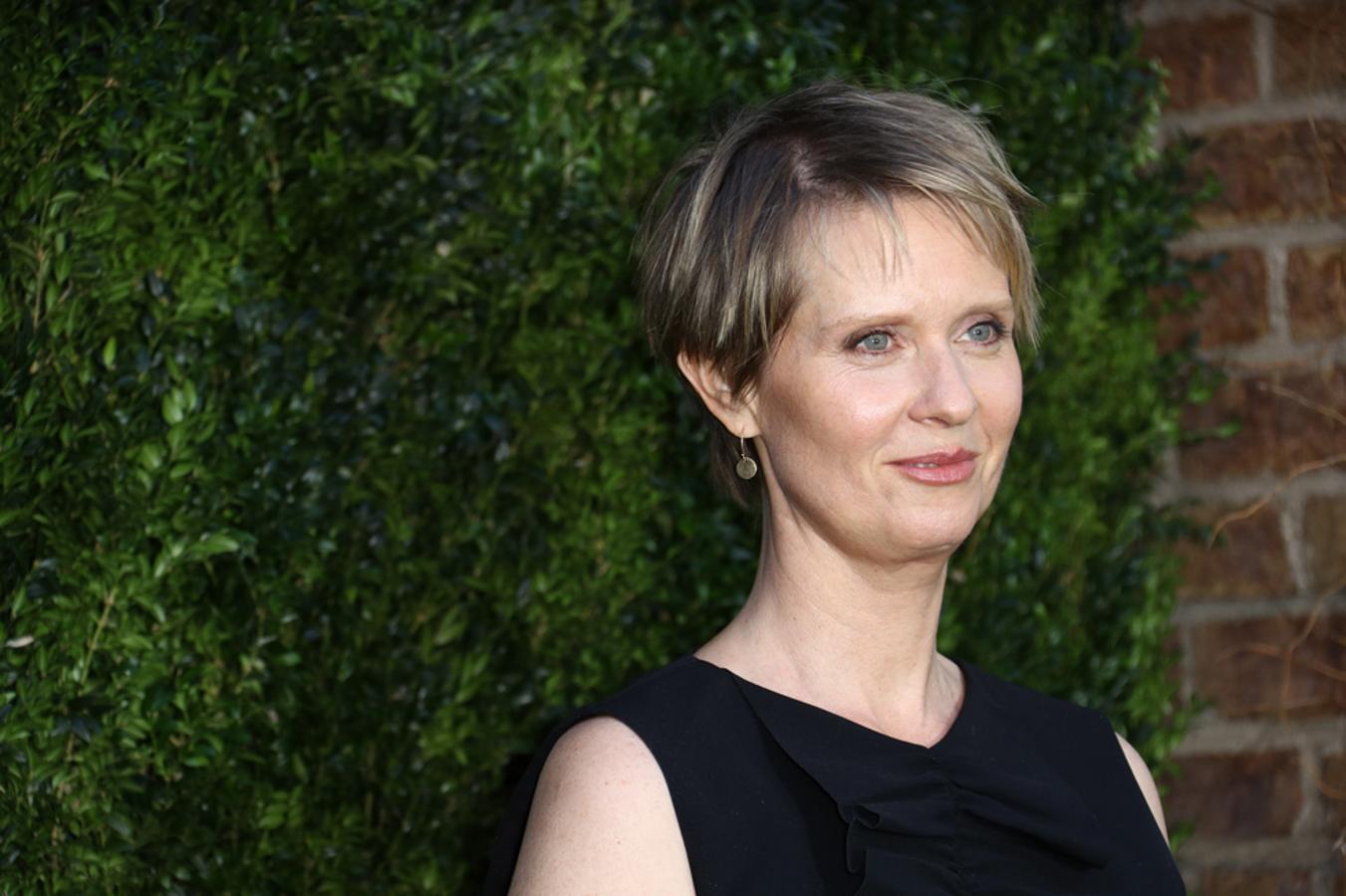 En 2006, Cynthia Nixon fue diagnosticada de cáncer de mama gracias a una mamografía previa. Al principio, la actriz decidió no hacer pública su enfermedad y en 2008 dio la noticia.
