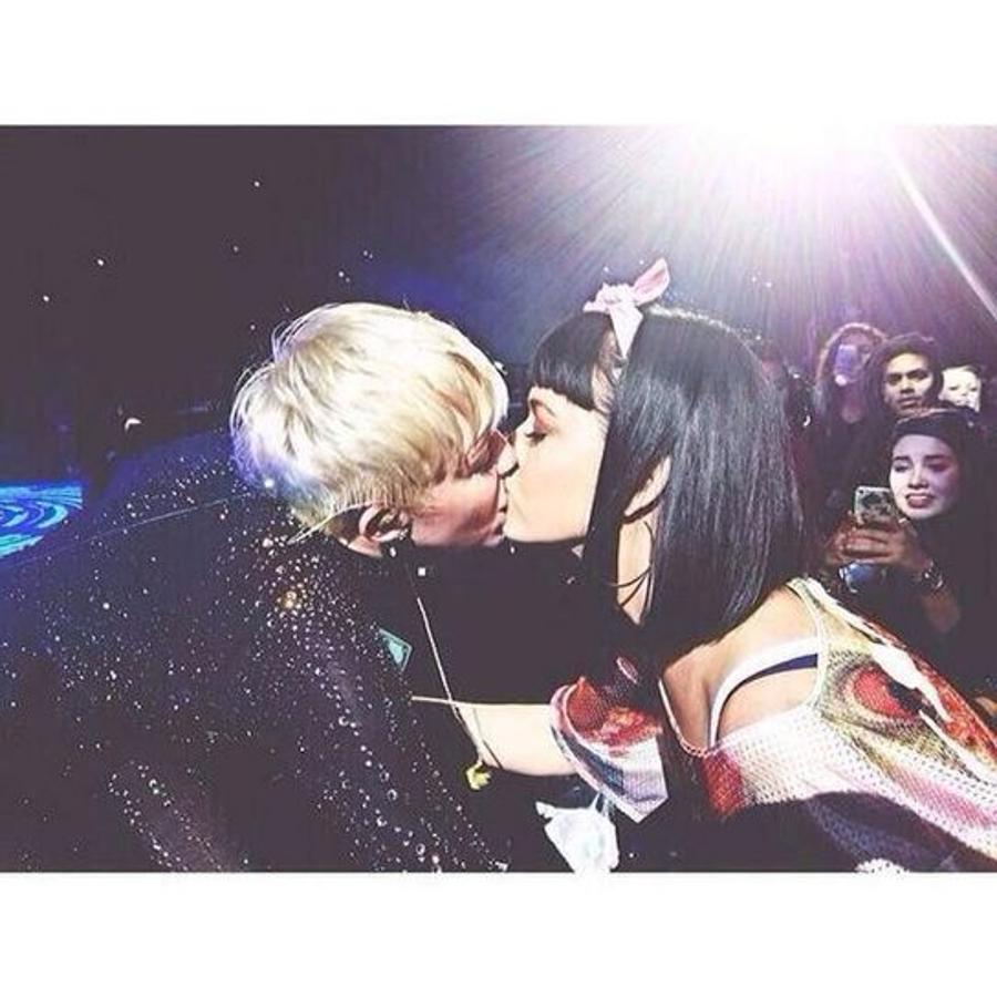 Ocurrió en un concierto de Miley. Katy cuenta que se acercó a darle dos besos y Miley se decantó por darle uno, con ganas. Después estalló la guerra entre ellas.