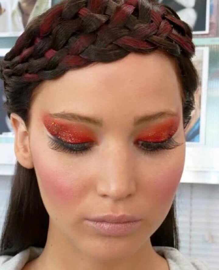 La imagen de Katniss Everdeen lleva asociada una única trenza que deja caer sobre el hombro derecho. Sin embargo, las visitas al Capitolio nos dejan propuestas diferentes como esta, basada en una melena lisa y con la parte delantera trenzada y llevada a un lado, a modo de casquete.