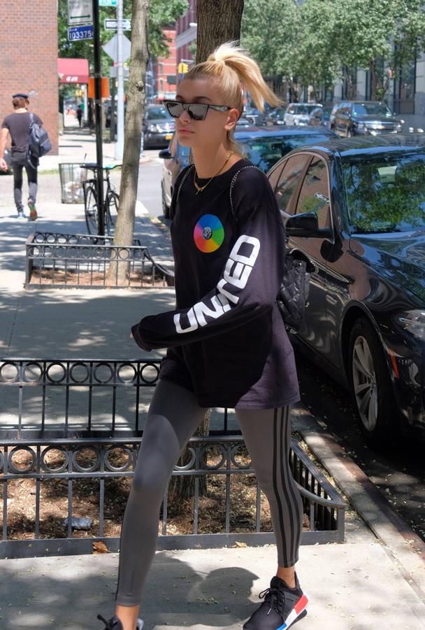 La hija de Alec Baldwin y Kim Basinger, Hailey Baldwin, es una de las famosas que más pisa el gimnasio. Y, aunque parezca que no, sus looks están cuidados como pocos. Sudadera cómoda y colorida, mallas deportivas y zapatillas con más colores para romper el conjunto. Moño cómodo y gafas de sol: "Paparrazis a mi"...Perfecta.