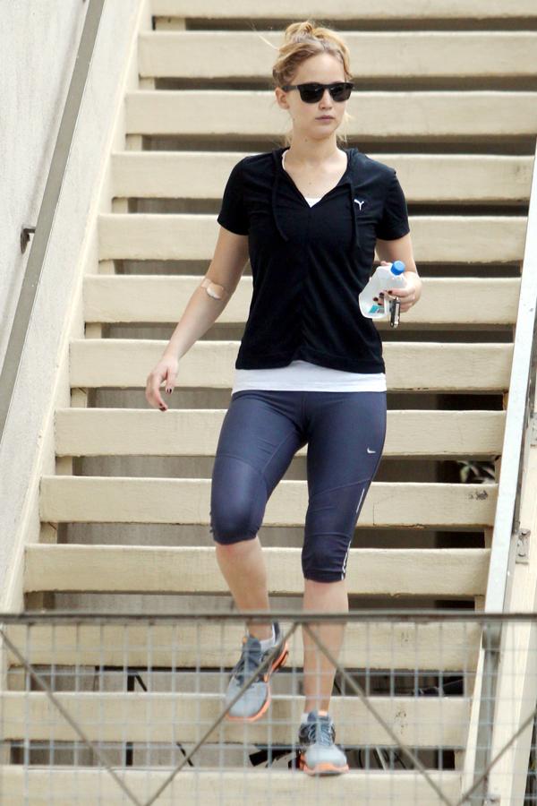 La actriz Jennifer Lawrence demuestra que eso de las fotos de los 'paparazzi' le importa realmente poco... Jennifer sale con su look más descuidado por la calle, ajena a todo y a todos.