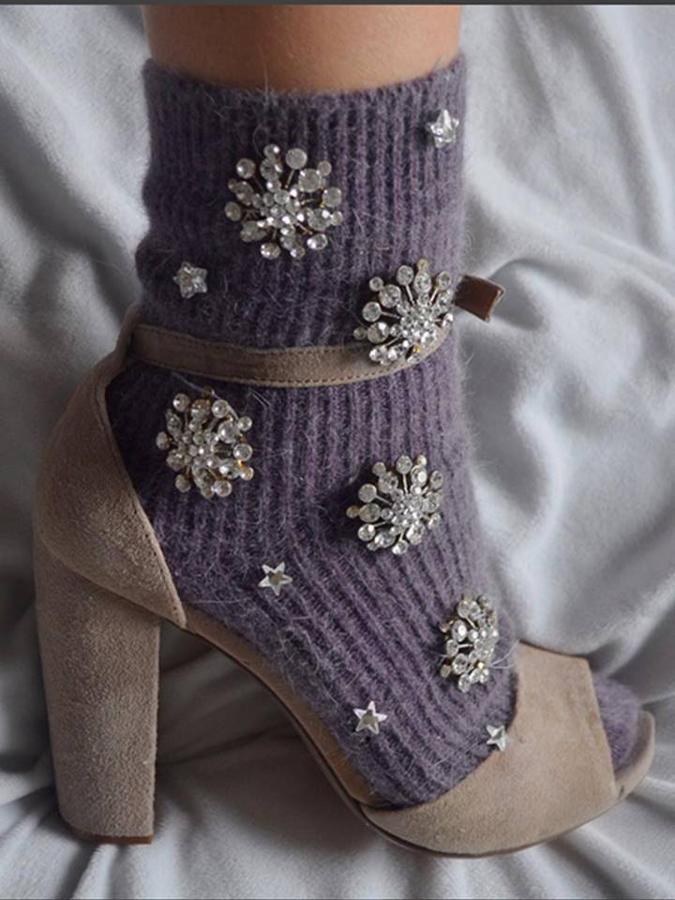 Puede que todavía no haga suficiente frío como para esto pero… ¡vamos preparando ideas! Porque nos encanta la lana y no podemos resistirnos a esos apliques del modelo de Lirika. ¡Eso sí! Recuerda que debes combinarlo con calzados abiertos en la parte de pedrería si no quieres hacerte daño.