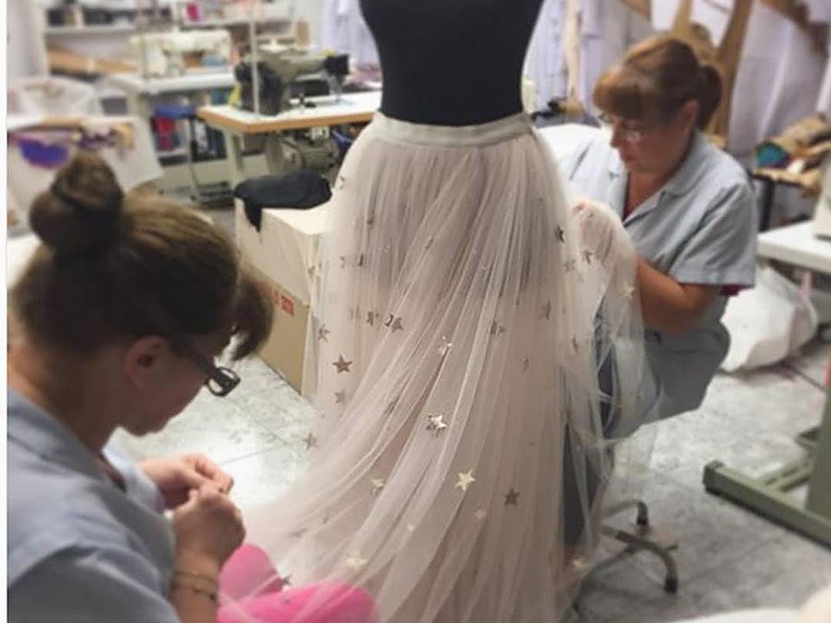 Esta foto es del taller de Coruña pero tienen distintos puntos de venta. Las estrellas están bordadas a mano una a una y lleva cristales repartidos por la maxi falda de tul.