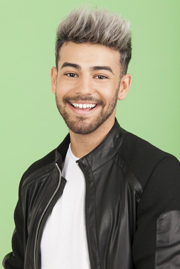 Agoney tiene 22 años y es natural de Adeje (Tenerife), donde reside con sus padres.Toca la trompeta desde los 6 años y ha participado en diversos videoclips. Estudió bachillerato en Artes Escénicas y actualmente es cantante en un hotel de Tenerife.Sus artistas favoritos son Queen, Whitney Houston, Rachelle Ferrell y Muse.