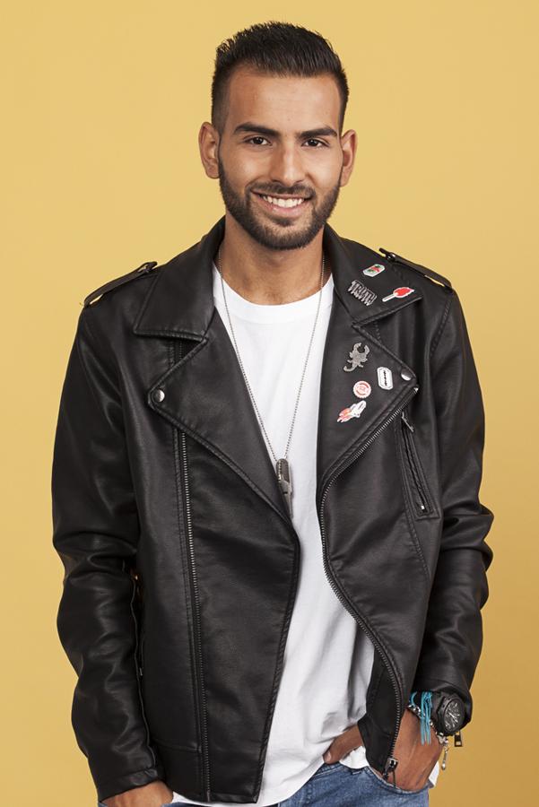 Juan Antonio tiene 23 años y es natural de Bilbao (Vizcaya), ciudad en la que reside con su mujer.Antes de ser seleccionado su intención era estudiar Integración Social porque le gusta ayudar a la gente. Actualmente alterna los trabajos temporales con ayudar a sus padres en el negocio familiar.Sus artistas favoritos son Vanessa Martín, Niña Pastori y Beyoncé.