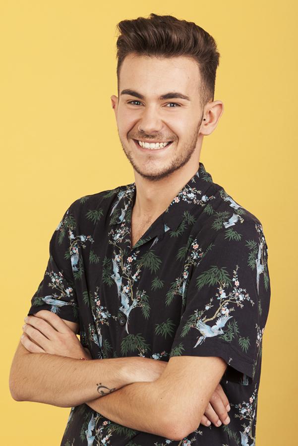 Mario tiene 21 años y es natural de Madrid, ciudad en la que reside con sus padres.Estudia Periodismo y le gustaría ser presentador de televisión. Es profesor de baile y zumba en un colegio. En ocasiones colabora como cantante en el grupo rockero de su padre.La película que más le gusta es Dreamgirls, por Beyoncé. Sus artistas favoritos son James Arthur, Beyoncé y Jennifer Hudson, entre otros.