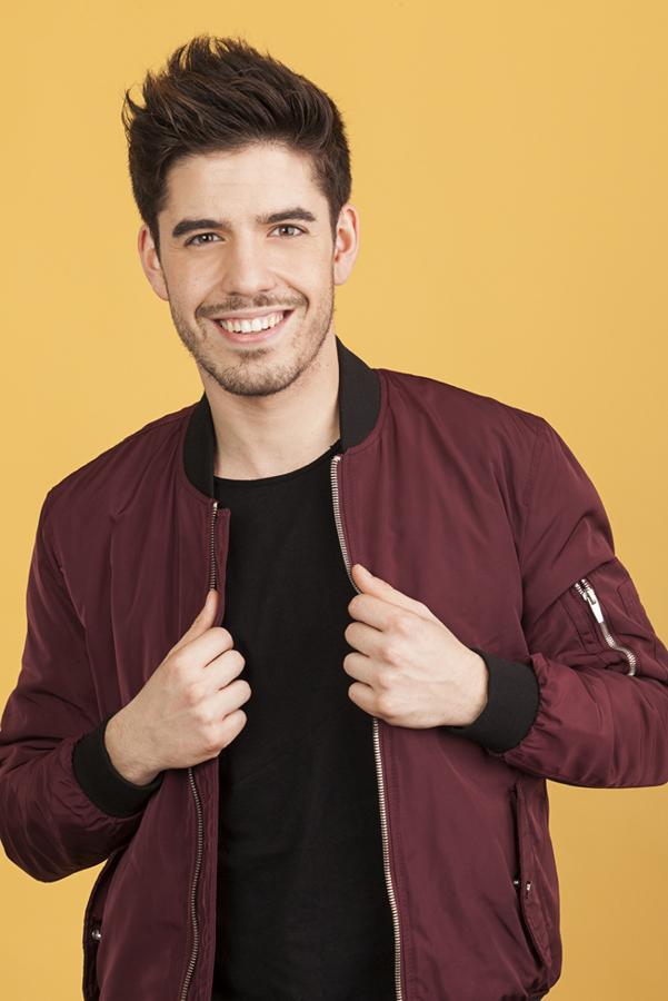 Roi tiene 23 años y es natural de Santiago de Compostela, localidad en la que reside actualmente.Ha cursado el Grado Superior en Sonido, estudios que realizó para poder grabar y editar sus composiciones. Actualmente trabaja como guitarrista en una orquesta en Galicia.Le gustan Police, Michael Jackson y The Beatles, entre otros artistas.