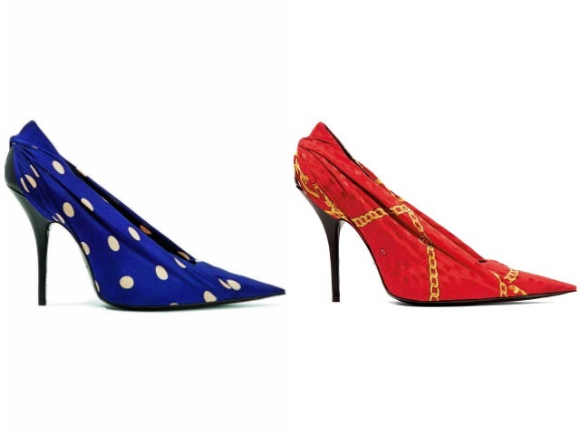 Es la última propuesta de Demna Gvasalia para la firma Balenciaga: salones forrados con seda, como si de pañuelos para anudar al cuello se tratara. Si las botas calcetín que ha creado el georgiano han causado sensación (y copias por doquier), sus nuevos zapatos en seda estampada no pasarán desapercibidos.