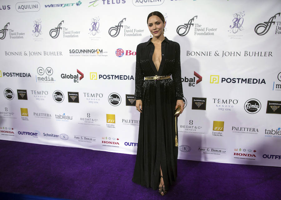 Con abertura a lo Angelina Jolie y un gran escote, la actriz y bailarina Katharine McPhee apostó por un vestido negro con complementos en dorado para asistir a la Gala de la Fundación David Foster.
