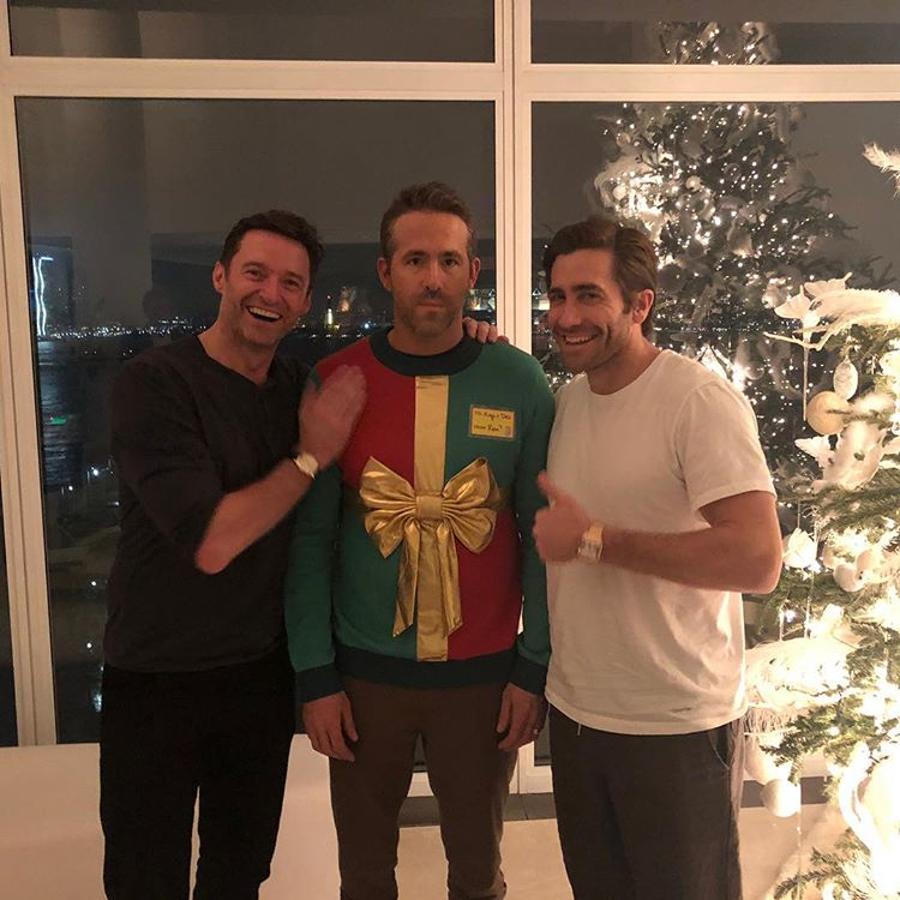 Ryan Reynolds vestido de regalo de Navidad con un  'ugly Christmas sweater'  es, sin duda, lo mejor que vas a ver estas Fiestas. Y, además, acompañado de Hugh Jackman y Jake Gyllenhaal. ¿Se puede pedir algo más?