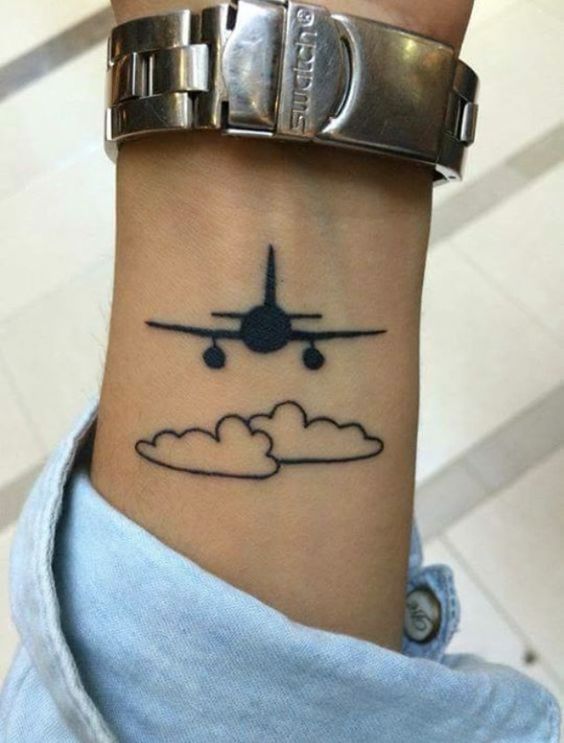 Un avión volando el cielo por encima de las nubes nos produce mucha ternura. Muchas personas prefieren las muñecas para hacerse este tipo de tatuajes.