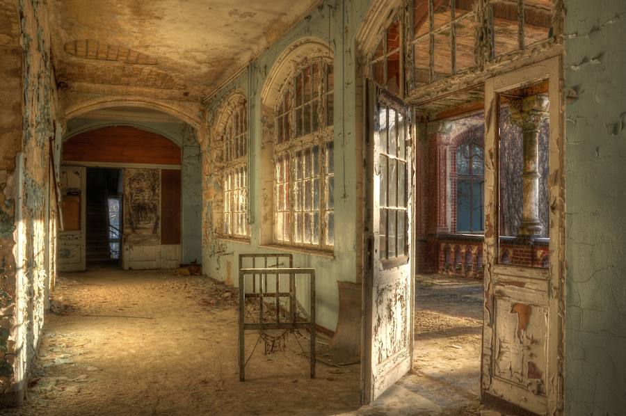 Si de buscar un lugar de miedo se trata, Beelitz en Alemania es la opción indicada. Estas instalaciones cobijaron a Hitler en su juventud y a un asesino en serie que cometió crímenes de necrofilia con las paredes de Beelitz como testigos. Un verdadero hospital del terror, que hoy no es más que despojos y escenario de actos vandálicos.