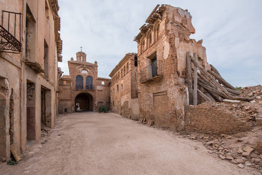 Belchite es uno de los lugares abandonados de España con más historia. Es un pueblo fantasma ubicado en Zaragoza en el que se llevó a cabo una trágica batalla durante la Guerra Civil. Las ruinas de lo que se conoce como Pueblo Viejo de Belchite están abiertas al turismo que adora las historias antiguas y los mitos.