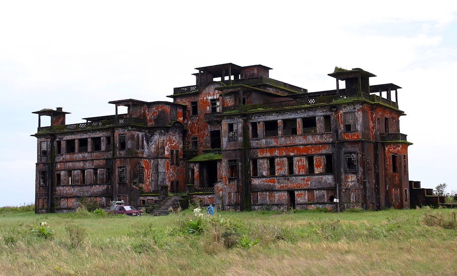 Bokor Hill Station, en Camboya, fue creado para ser un lugar de recreo y un hotel estiloso, pero se transformó en un campo de guerra y acabó convirtiéndose en un pueblo fantasma del que hoy sólo quedan terroríficas ruinas. Aunque existen intenciones de restaurarlo, los camboyanos coinciden en que la soledad y la atmósfera lúgubre deben conservarse por la memoria histórica.
