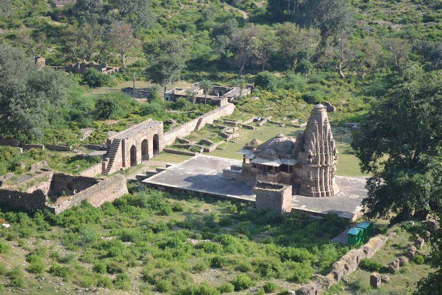 La fortaleza de Bhangarh es considerada el lugar más embrujado de India, a tal punto que el Servicio Arqueológico del país ha prohibido el acceso al sitio entre la puesta y la salida del sol.Este lugar recuerda los esplendorosos tiempos de un antiguo reino que data del año 1573. La leyenda cuenta que el lugar se encuentra habitad por toda clase de demonios. Cuenta la leyenda que un brujo enamorado maldijo el fuerte tras haber sido rechazado por una princesa y luego se suicidó bajo una piedra. En la actualidad, hay carteles situados fuera de las ruinas que prohíben la entrada a este lugar después del atardecer. Se cree que quienes no hacen caso a las advertencias nunca podrán salir de allí..