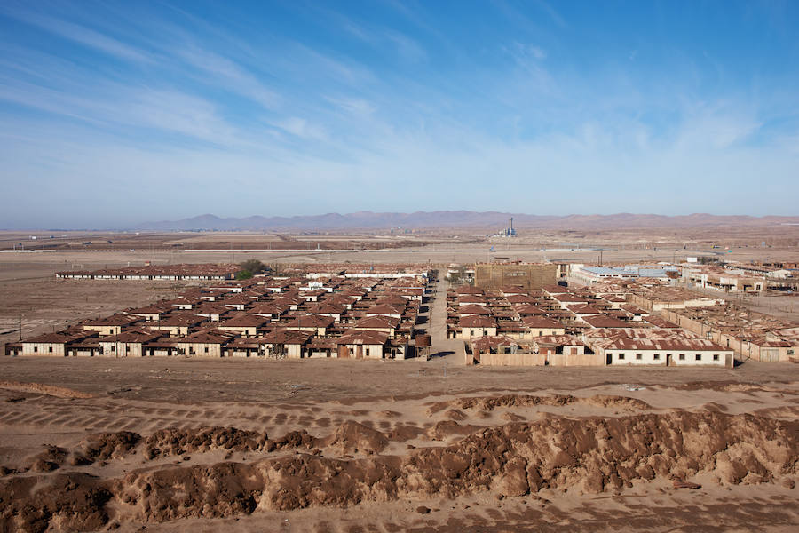 En el desierto de Atacama en Chile se encuentra uno de los lugares abandonados más interesantes: Humberstone. La guerra puso fin a la opulencia de este lugar y acabó con la fuente de trabajo que lo sostenía: la producción de sal. Aunque las ruinas que lo habitan dan cuenta del antiguo esplendor en Humberstone, hoy es un pueblo fantasma.