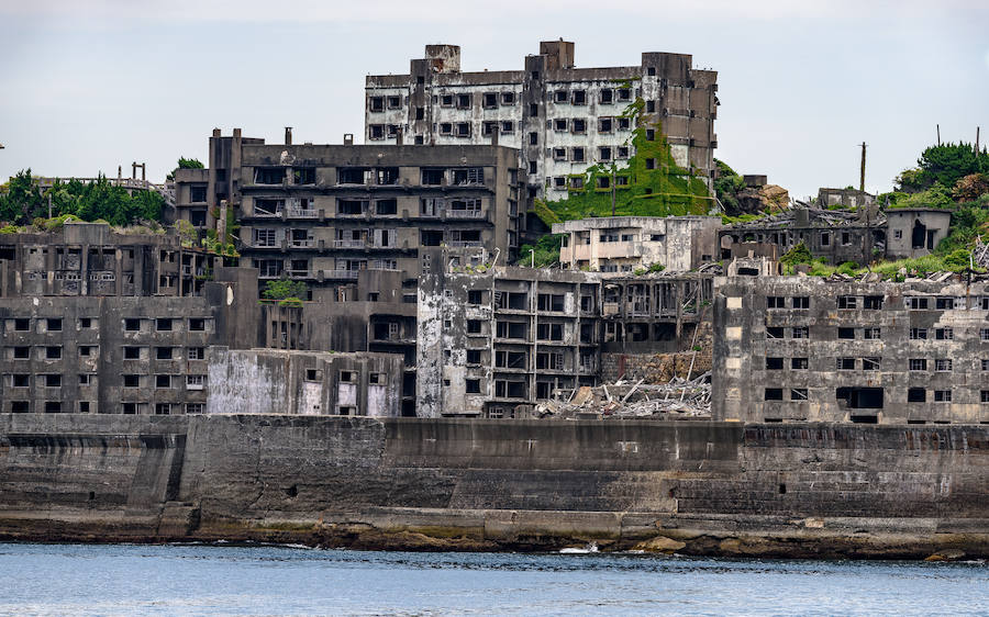 Cerca de Nagasaki se encuentra Hashima, una isla que un día albergó a familias enteras y que hoy pertenece a la lista de lugares abandonados. Su principal actividad era la minería, pero un día esto dejó de ser así para dar paso a una ola de migración que provocó el abandono y la absoluta soledad de Hashima. La exposición a los tifones junto al paso del tiempo provocan una estética tétrica en lo que hoy es tan solo un pueblo fantasma.