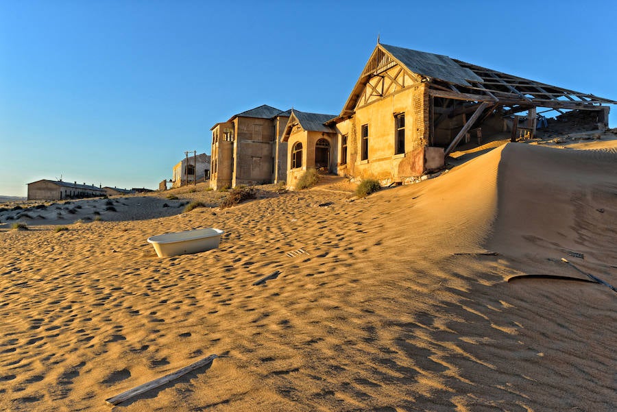 Kolmanskop es un pueblo fantasma de Namibia que gozó de un momento de gloria al ser espacio de extracción de diamantes. Pronto dejó de ser el paraíso minero y las arenas del desierto sepultaron las casas y los lugares que alguna vez fueron de esparcimiento, dejando a Kolmanskop solamente como un fiel testigo del impune paso del tiempo.