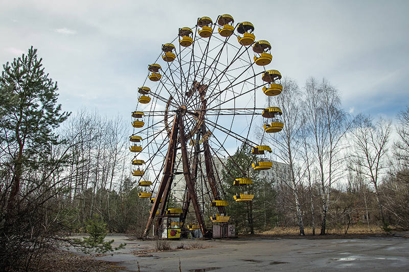 Esta ciudad fundada en 1970 a 3 kilómetros de la construcción de la central nuclear de Chernóbil se convirtió en una ciudad fantasma después de que el reactor nuclear explotase el 26 de abril de 1986. El paisaje de casas en ruinas, calles vacías y objetos curiosos abandonados podría ser el escenario de una película de Hitchcock. Sin duda su paisaje es una metáfora que nos señala que la humanidad es la verdadera responsable de los peores miedos y temores que tenemos.