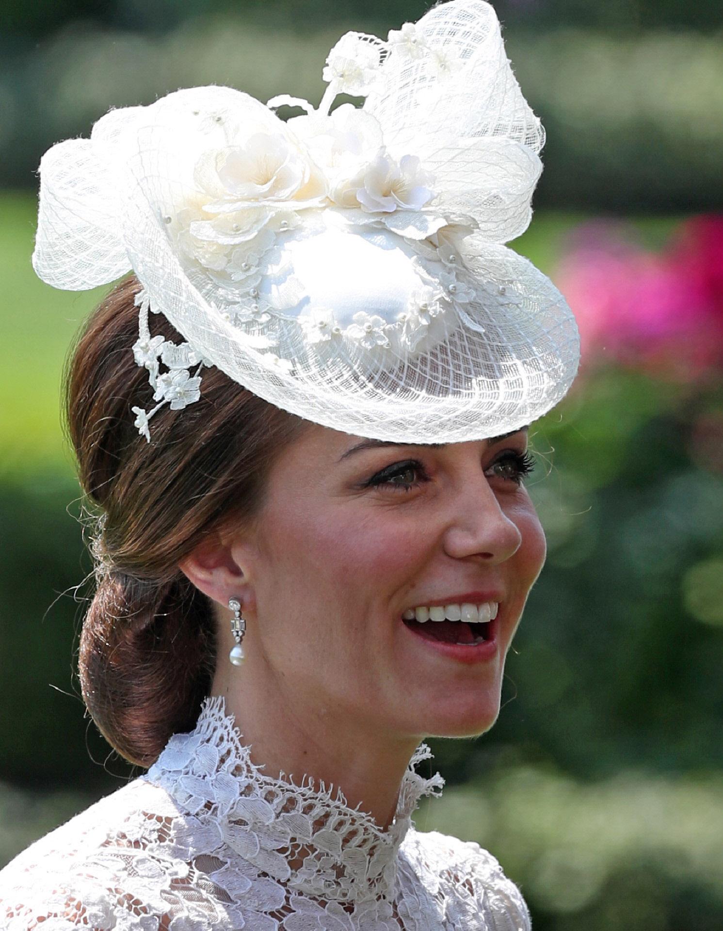 Sabemos que el protocolo británico es muy estricto pero este tocado con el recogido bajo no podemos decir que sea la mejor opción, porque la princesa de Carmbridge parece 10 años mayor.