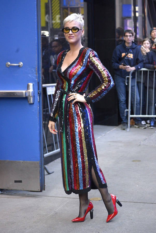 O este otro, un diseño de Attico de rayas verticales con paillettes que combinó con unas medias negras y salones rojos. Y, cómo no, con unas gafas llamativas