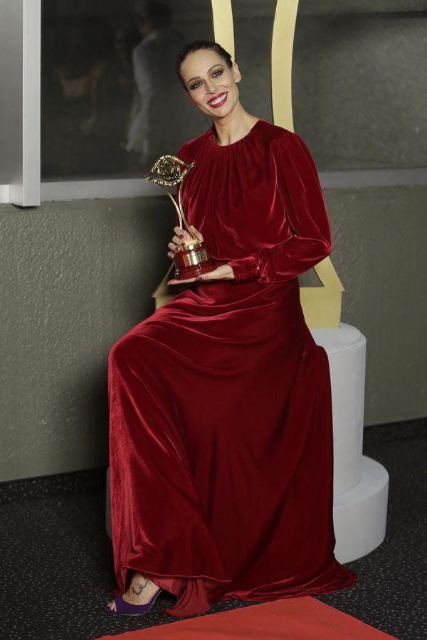 La presentadora de 'Masterchef', que recogió un premio junto a su equipo, fue, sin duda, la mejor vestida de la noche gracias a este sofisticado diseño en terciopelo rojo sangre de Antonio García.