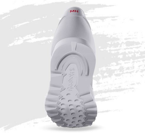 ... grabando tus iniciales en la parte trasera de la zapatilla (solo puede incluir cinco caracteres) y cambiando el color tanto de los cordones, la suela como el frontal y la puntera.