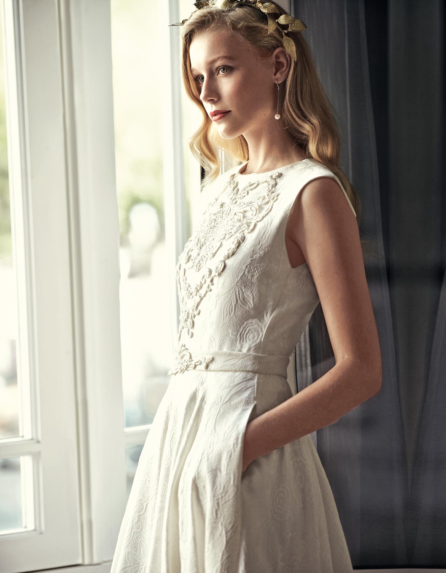 Vestido en tela brocada, con cuerpo bordado de flores, de Beatriz Álvaro. Los pendientes son de Tous y la diadema, de Mariana Barturen.