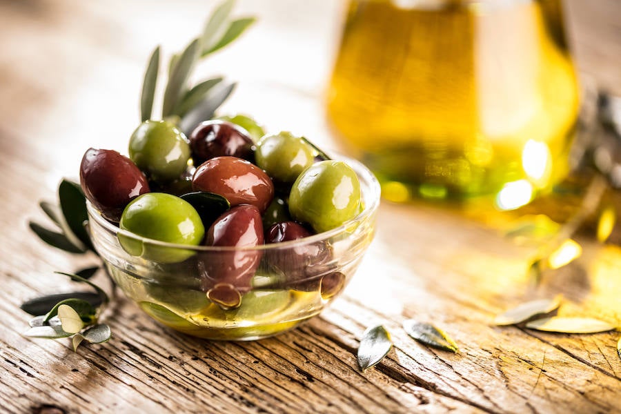 Las aceitunas aportan 63 miligramos de calcio por cada 100 gramos de porción comestible del alimento.