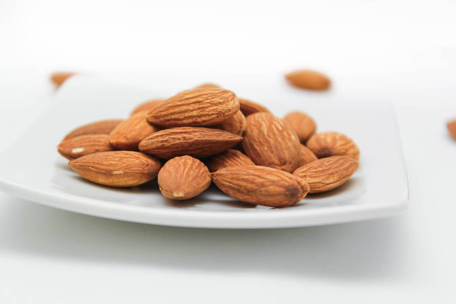 Las almendras aportan 240 miligramos de calcio por cada 100 gramos de porción comestible del alimento.