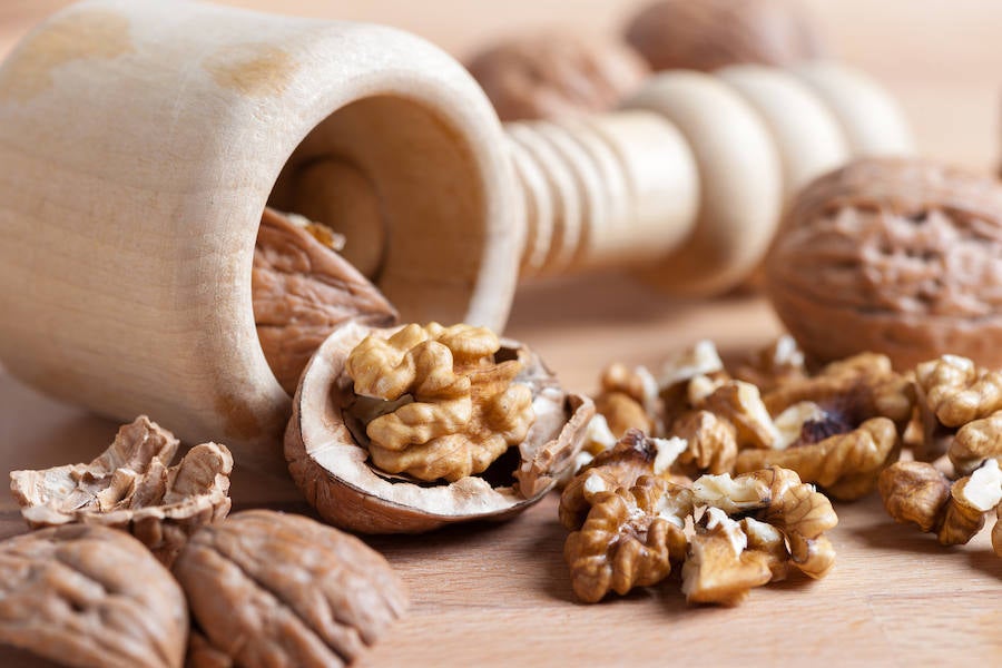 Las nueces aportan 70 miligramos de calcio por cada 100 gramos de porción comestible del alimento.