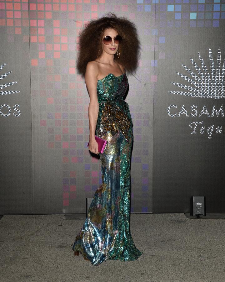 A golpe de afro fue una de las sorpresas de la noche; con un dos piezas cargado de brillo, clutch en rosa y enormes aros que cerraban el look, la mujer de George Clooney se coronó como una de las mejores.