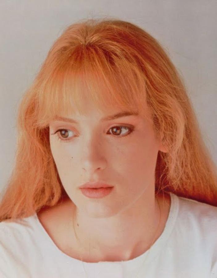 Mide 1,63 y es rubia.