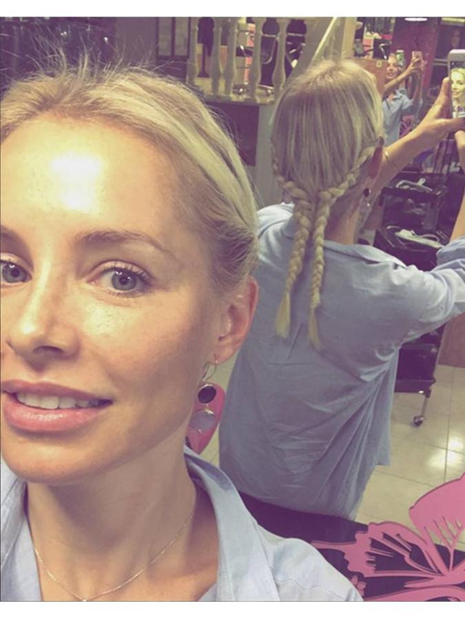 Nos encanta la opción que le hicieron a Soraya; lleva extensiones pero la propuesta es de lo más favorecedora.