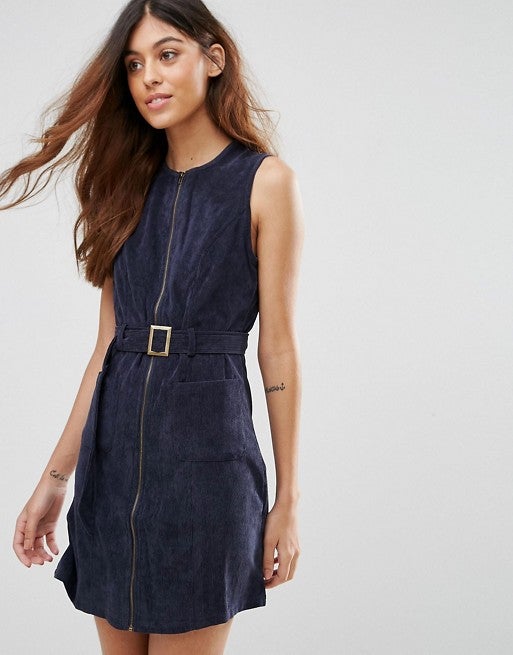 Vestido de pana azul marino con cremallera central y cinturón. Precio: 32,99 euros.