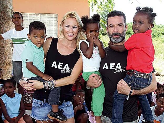Carolina Cerezuela y Jaime Anglada posan con algunos de los niños en República Dominicana.