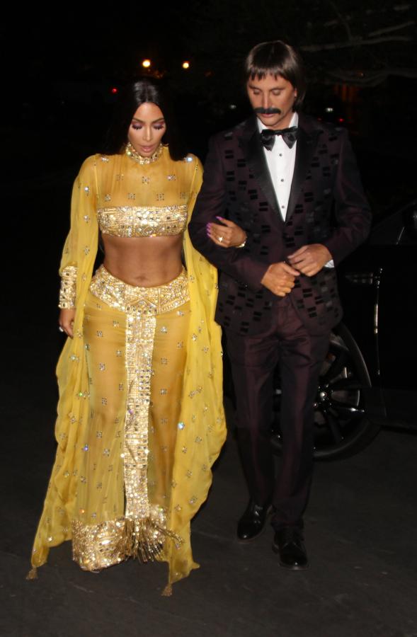 La 'scoialité' y su BFF (mejor amigo) aparecieron en la fiesta de Casamigos vestidos como Cher y Sonny Bono.